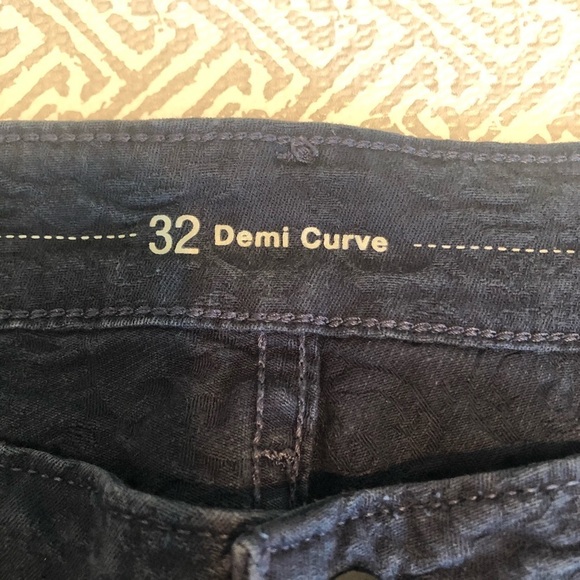 Levi’s Mid Rise Demi Curve Slim Floral Textured Jeans 32 - Picture 3 of 8